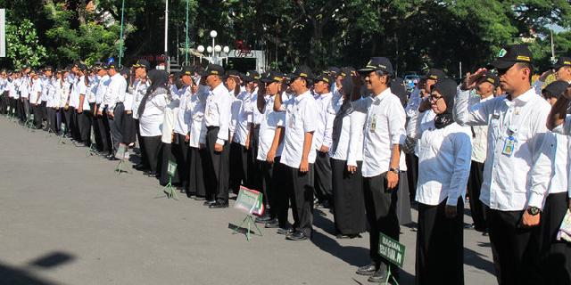 Arahan Pemerintah Pusat, di Daerah Ini PNS Wajib Pakai Seragam ala Jokowi Setiap Kamis