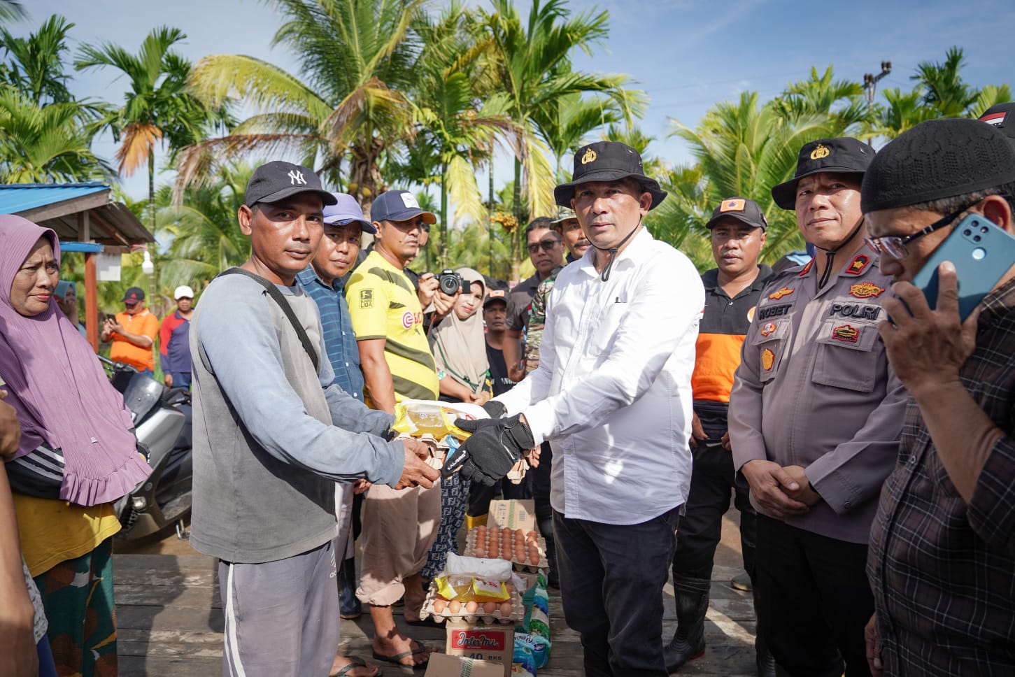 Pemkab Meranti Kembali Serahkan Bantuan Bagi Warga Terdampak Banjir di Rangsang Barat