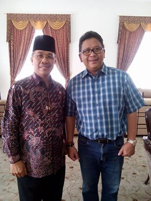 Zulher Terlihat Mesra dengan Hasto Kristiyanto Pada Acara Rakerda PDIP Riau