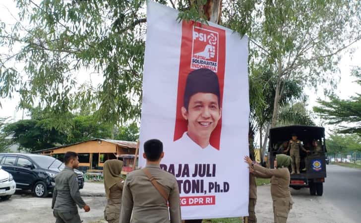 Baliho dan Poster Caleg Dipasang Sembarangan Dicopot