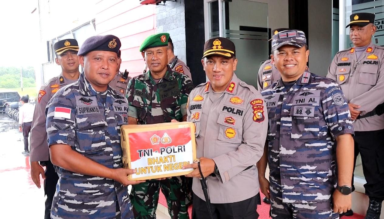 Puluhan Personel Polres, Koramil dan Posal Selatpanjang Bagikan Sembako kepada Masyarakat