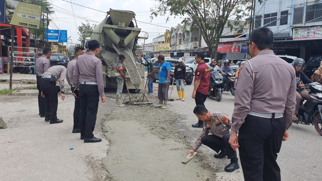 Lubang Di Sepanjang Jalan Paus Di Cor