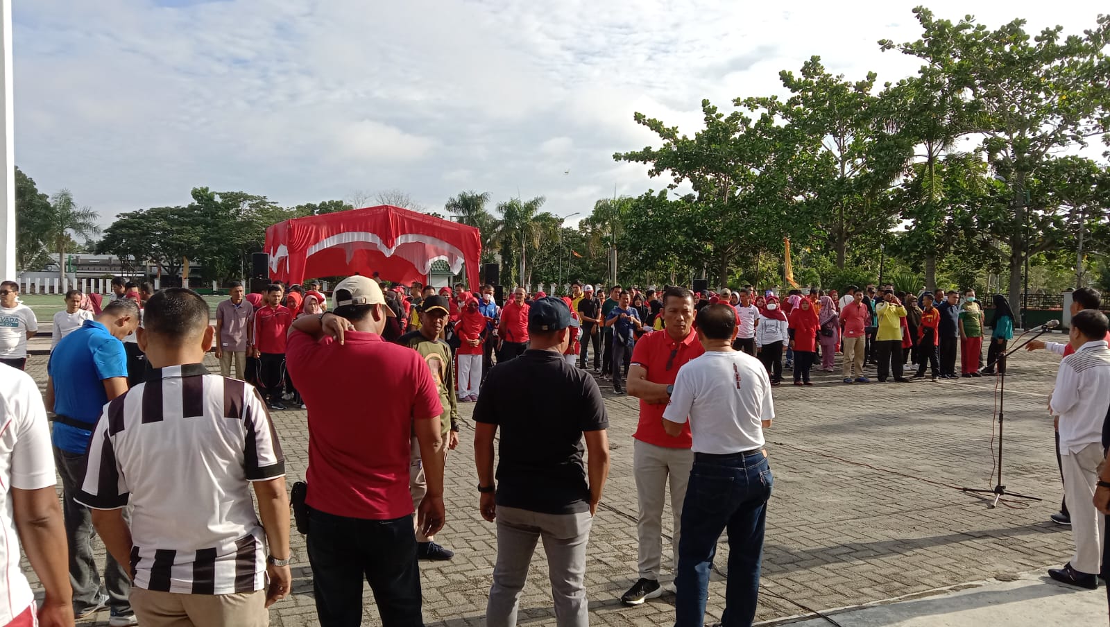 Bupati HM Adil Buka Kegiatan Bakti Sosial dan Perlombaan 17 Agustus di Sekdakab Meranti