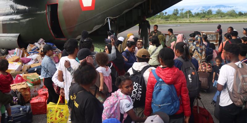 Tak Ada Penerbangan Komersil, Warga Yahukimo Naik Hercules ke Jayapura