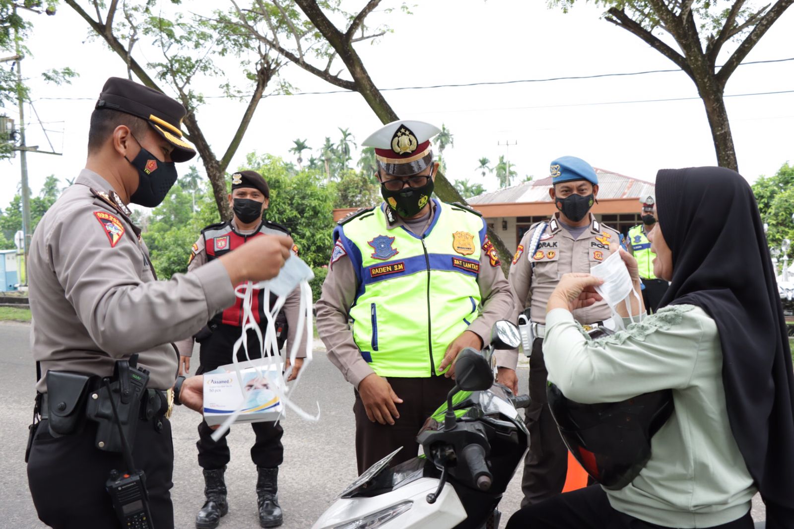 Edukasi Prokes, Personil Polres Meranti Bagikan Ratusan Masker dan Imbau Vaksinasi