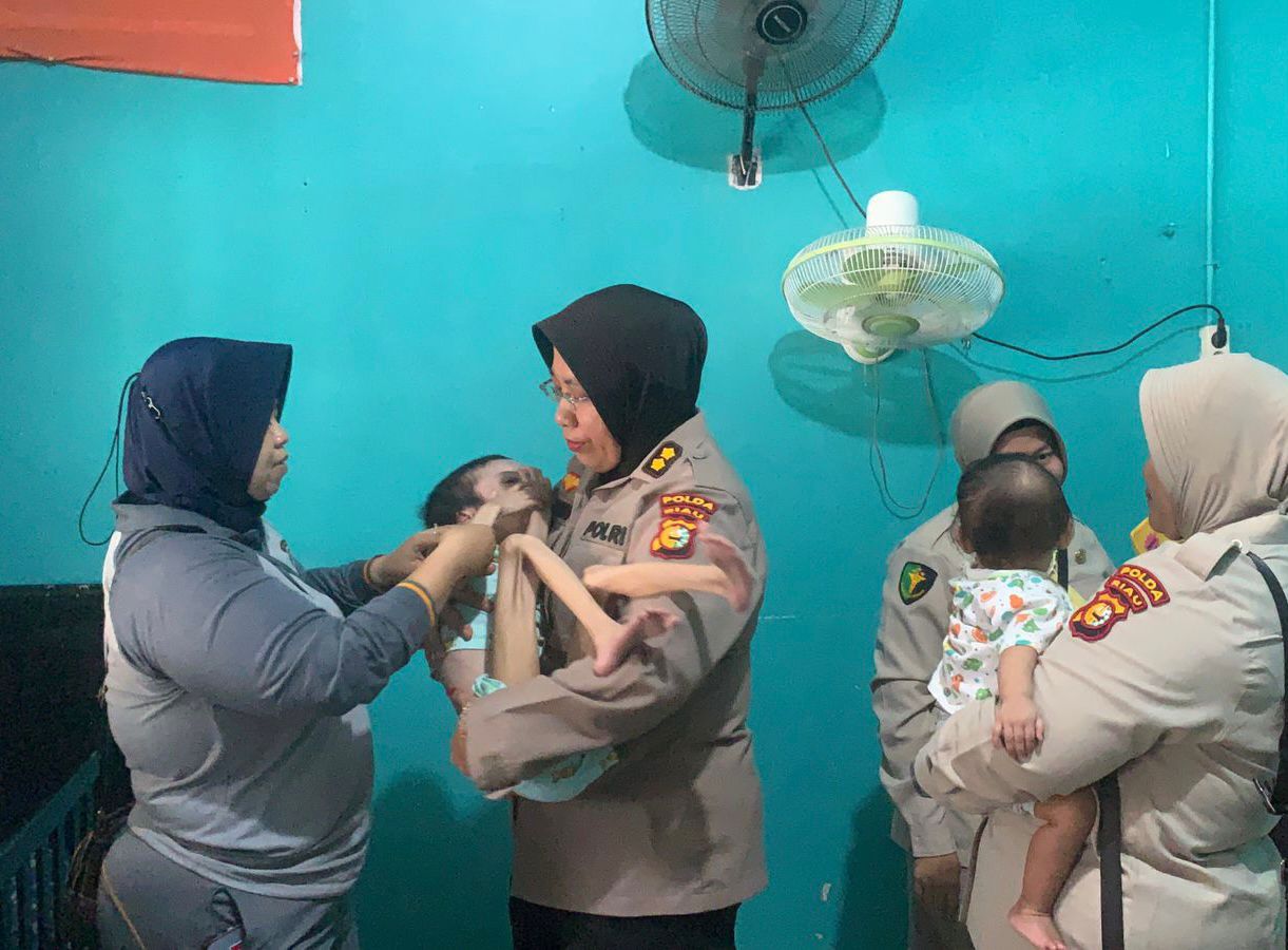 Kisah Pilu Siti Fadilla, Anak Penderita Hidrosefalus Dibuang Orang Tuanya Ini Tampak Ceria Digendong