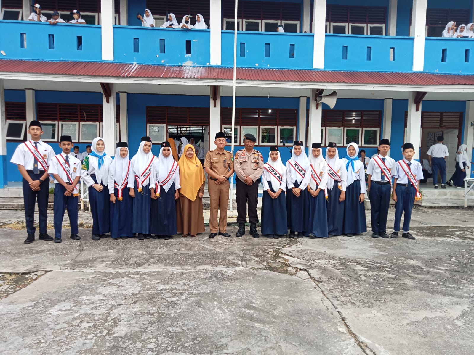 KBO Sat Samapra Polres Meranti Iptu Herry Tampil Berikan Nasehat di SMP N 2 Selatpanjang.
