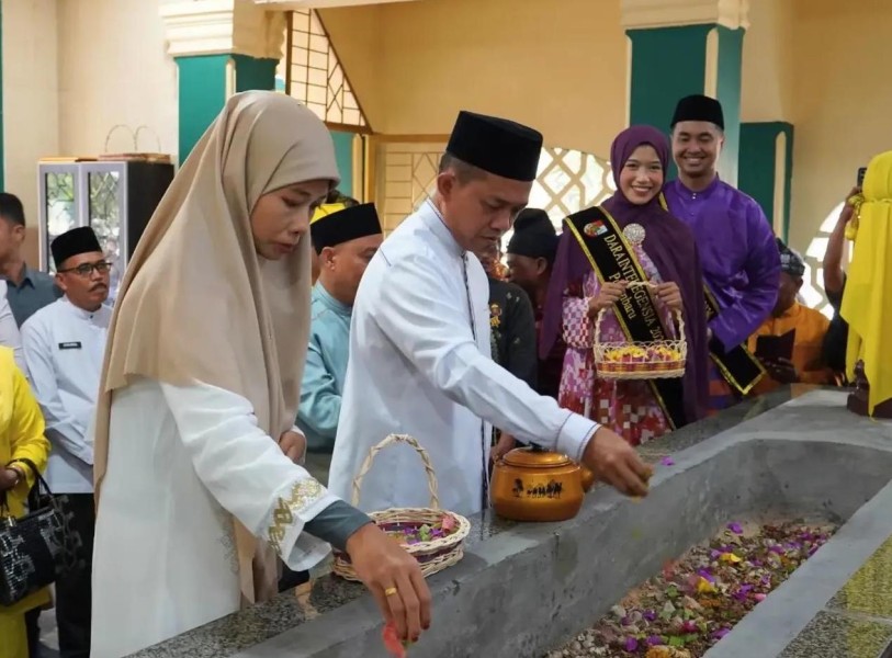 Rangkaian Peringatan Hari Jadi ke-242 Pekanbaru,Ketua DPRD Pekanbaru M Isa Lahamid Ziarah ke makam Sultan Marhum Pekan