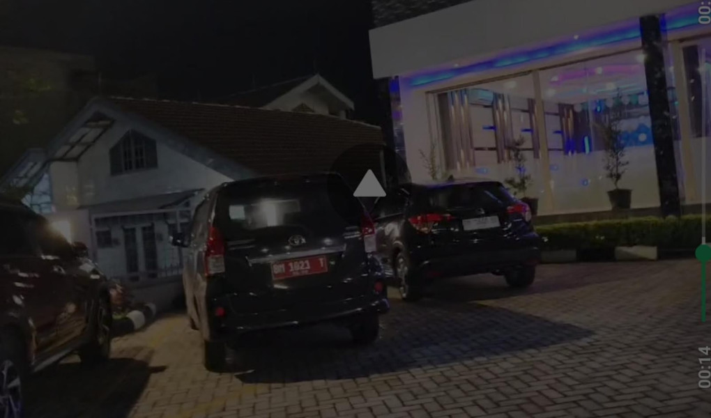 Tertangkap Kamera Mobil Dinas Parkir  Di Tempat Hiburan Karoke Chromatic Panam