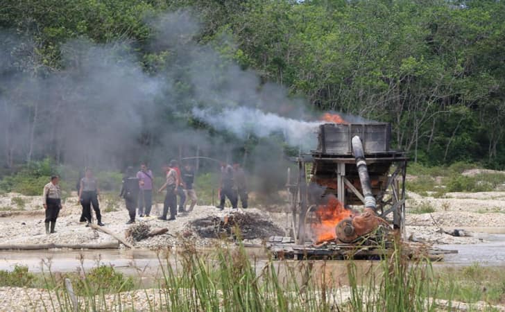 Rakit Penambangan Emas Tanpa Izin di Kuansing Dibakar