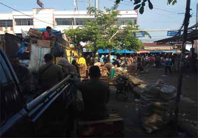 Satpol PP Lakukan Penertiban, Lapak PKL di Jalan Teratai Pekanbaru Dibongkar