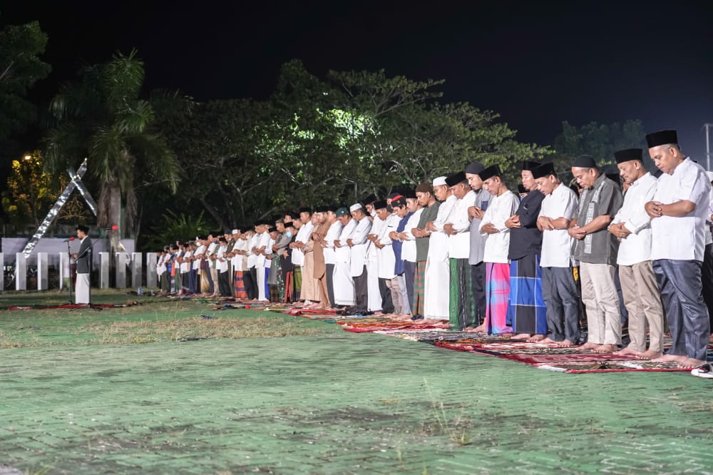 Bupati HM Adil Selenggarakan Sholat Tarawih Berjama'ah di Halaman Kantor Bupati