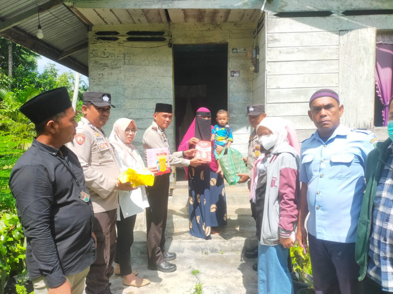 Rutinitas Sobat Kamis Barokah Polsek Merbau, Lagi Dua Balita Stunting Diberi Bantuan