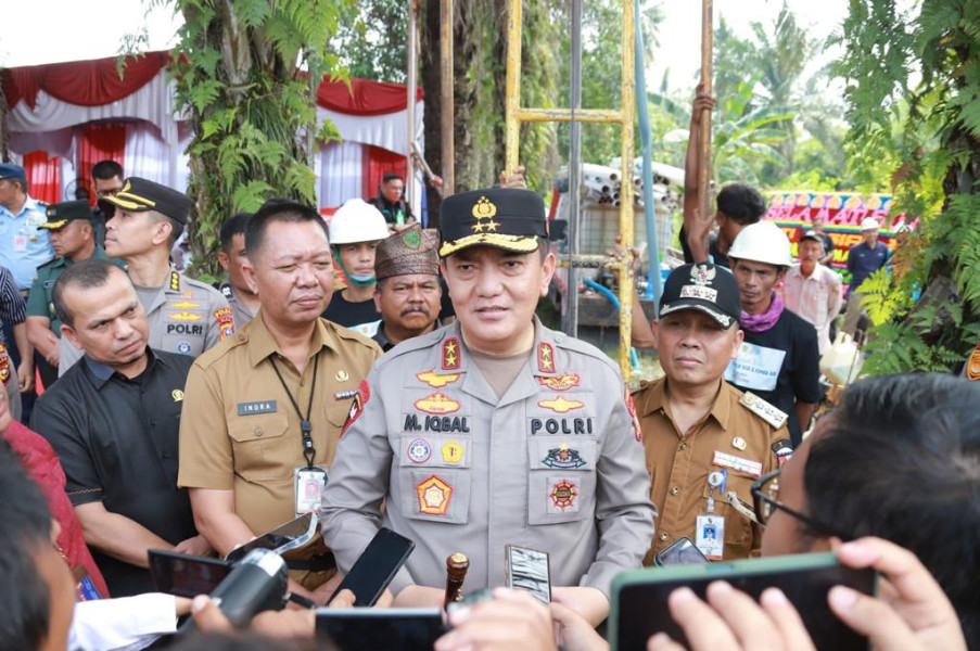 Wujudkan Polri Untuk Masyarakat Kapolda Riau Bantu Fasilitas 23 sumur bor dan 15 pompa air kepada warga