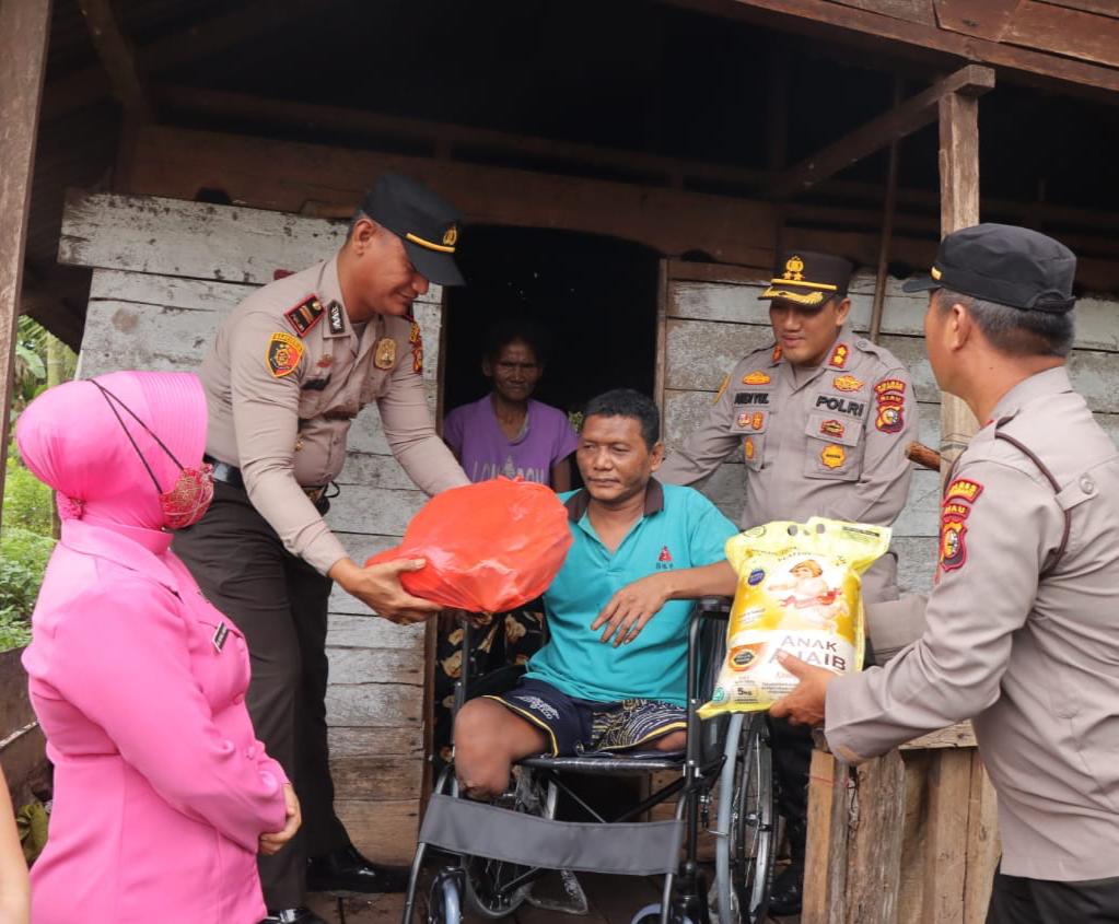 Kapolres Meranti Dengarkan Curhat Warga Suku Akit Ingin Anaknya Jadi Polisi, Hingga Berikan Bansos b
