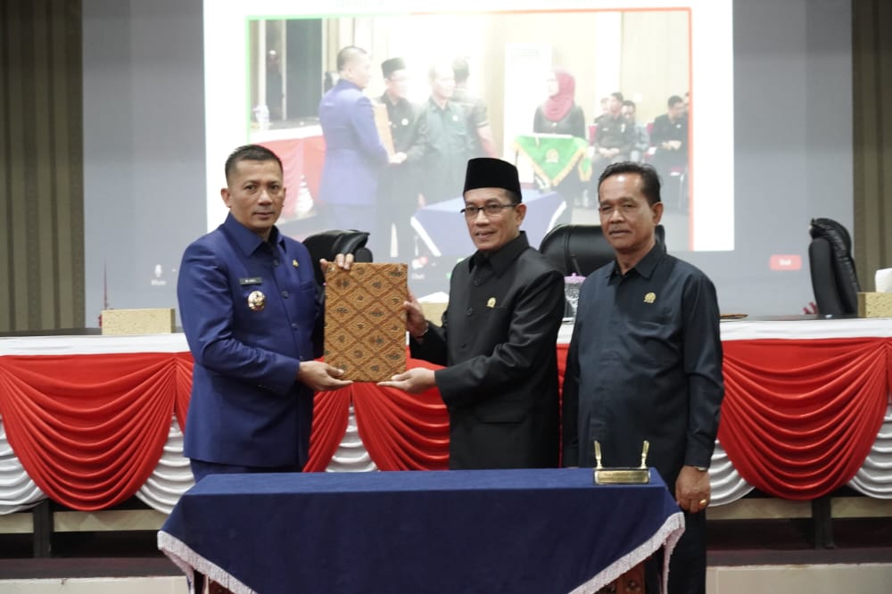 Paripurna, Bupati HM Adil Minta Tingkatkan Fungsi BUMD Dalam Pelayanan Pada Masyarakat.