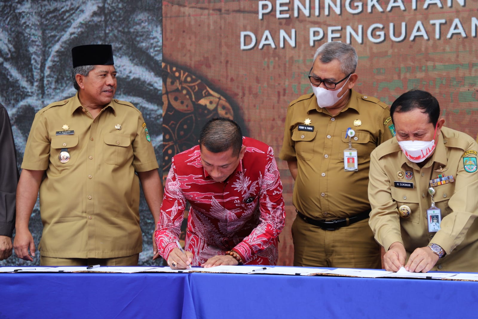 H.Muhammad Adil.SH.MM menandatangani nota kesepakatan (MoU) dengan Perwakilan Kementerian Keuangan.