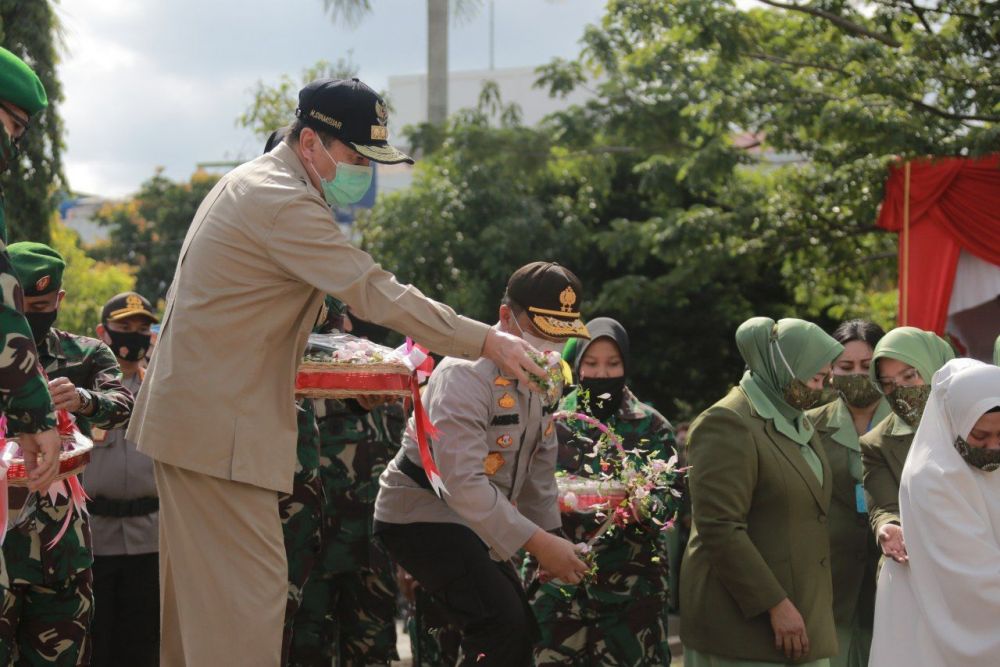 Gubri Taburkan Bunga Untuk Pahlawan Negara Pelda Anumerta Rama Wahyudi
