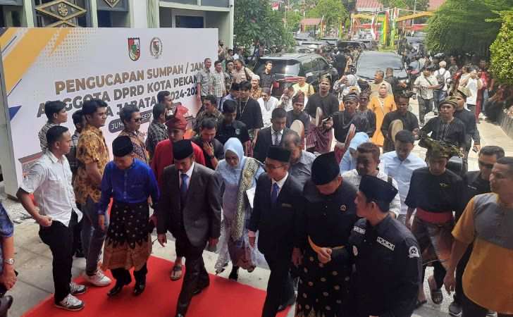 Diarak Pakai Kompang, Anak dan Ayah Dilantik Jadi Anggota DPRD Kota Pekanbaru