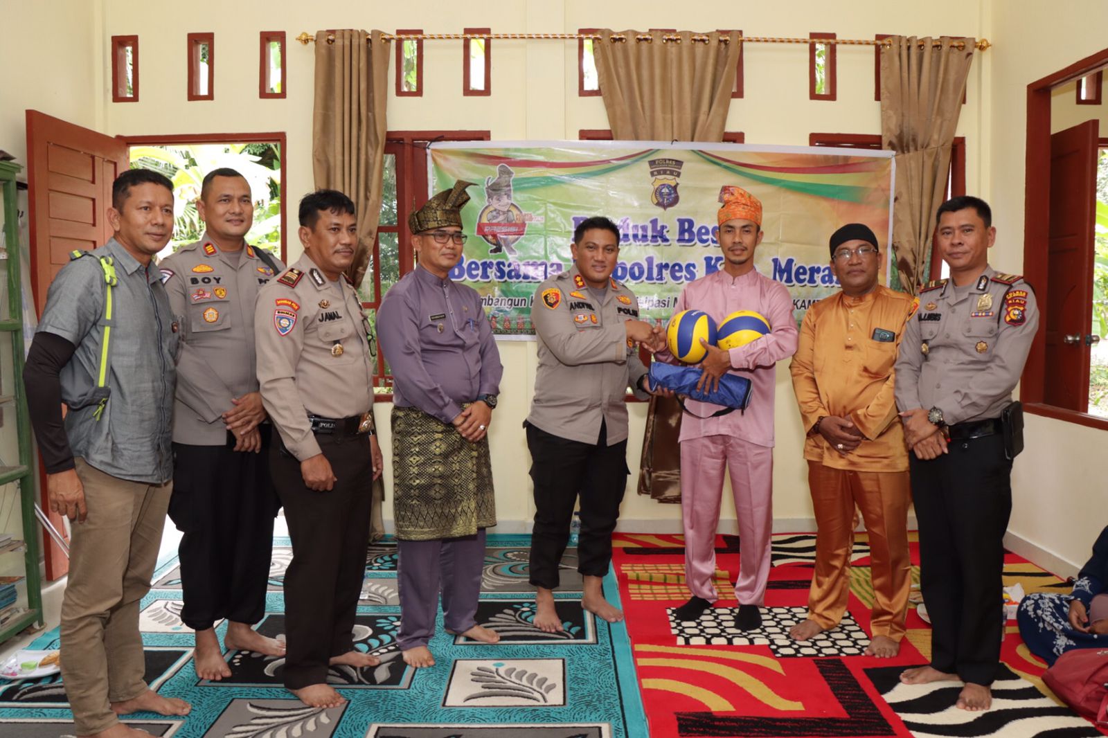 Kapolres AKBP Andi Yul Bantu Peralatan Olahraga dan Sembako kepada Warga Desa Kuala Merbau