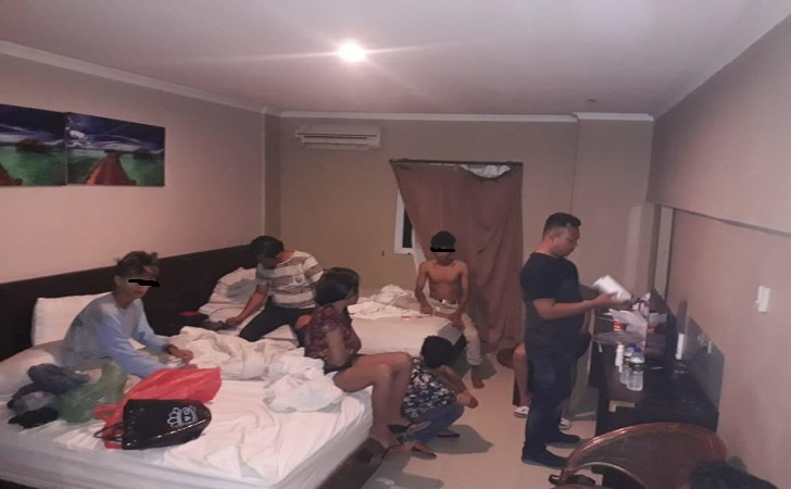 Pasangan ABG Kumpul Kebo Digerebek Sambil Pesta Narkoba di Kamar Hotel