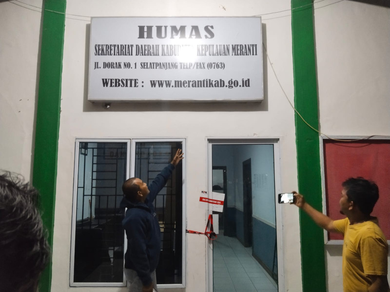 BREAKING NEWS :Kantor Bupati Meranti di Segel KPK