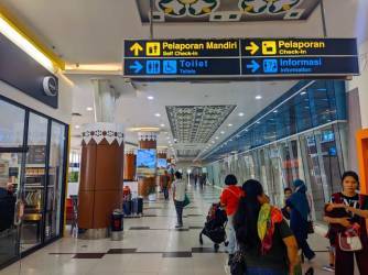Bandara SSK II  Perbolehkan Penumpangnya Tak Pakai Masker