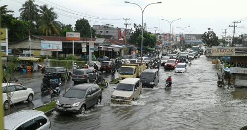 Sejumlah Ruas Jalan HR Subrantas Pekanbaru  Bagaikan Sungai