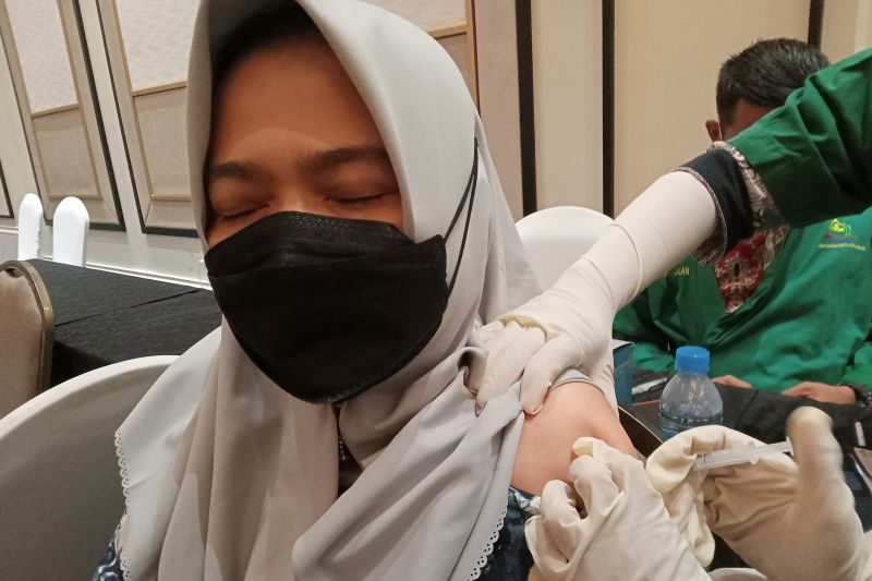 Lansia di Pekanbaru Didatangi ke Rumah Untuk Vaksin COVID-19