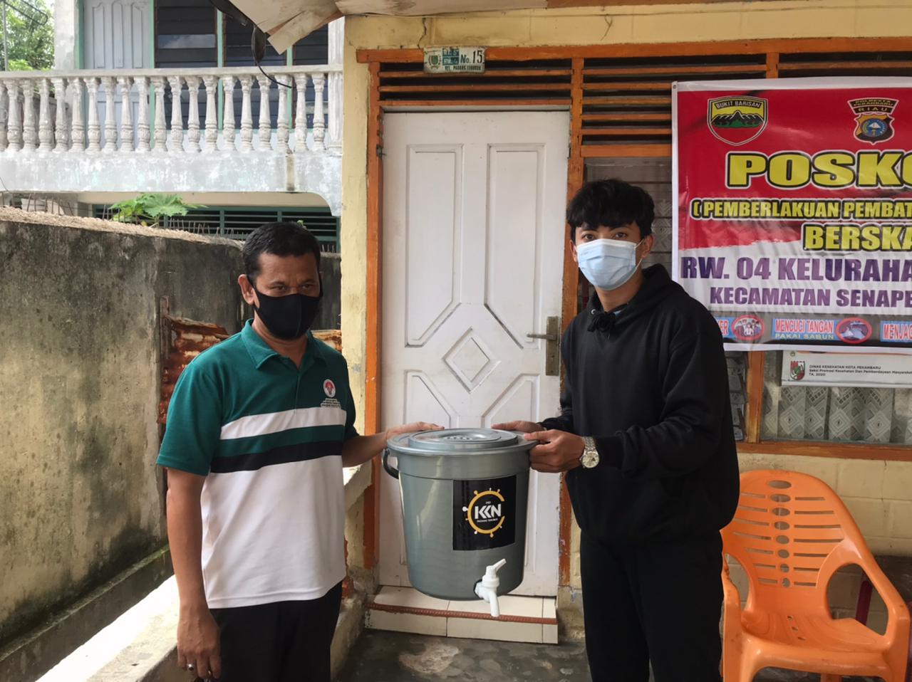 Bagikan Portable Handwasher di Posko PPKM Kelurahan Padang Terubuk
