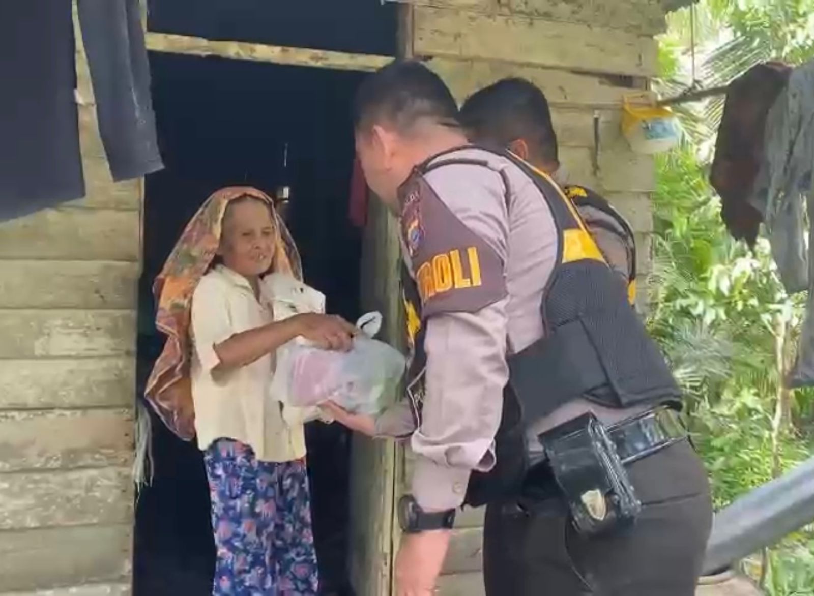 Tinggal di Tengah Kebun, Nenek Fatimah Didatangi Tim PJJ Ditsamapta Polda Riau 