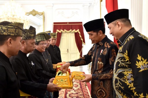 Jokowi Dapatkan Gelar Adat dari LAM Riau