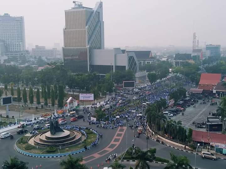Demo Minta Kapolda Riau Dicopot, Ribuan Mahasiswa Bentrok Dengan Polisi 