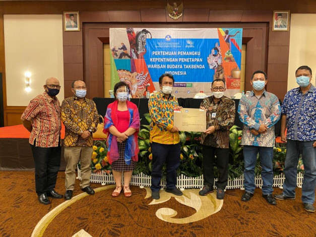 Riau Terima 10 Sertifikat WBTb dari Mendikbud