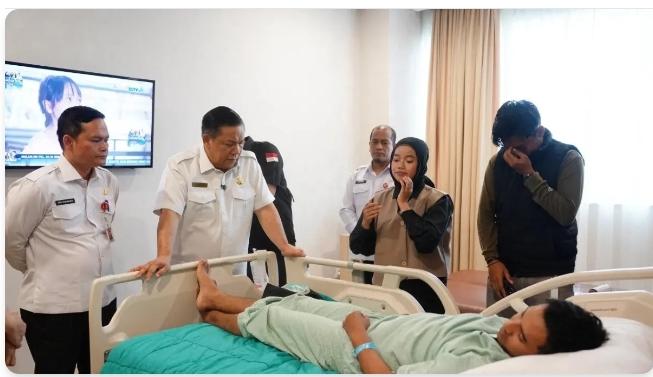 Jenguk Mahasiswa, Plt SF Hariyanto Beri Dukungan dan Bantuan Pengobatan