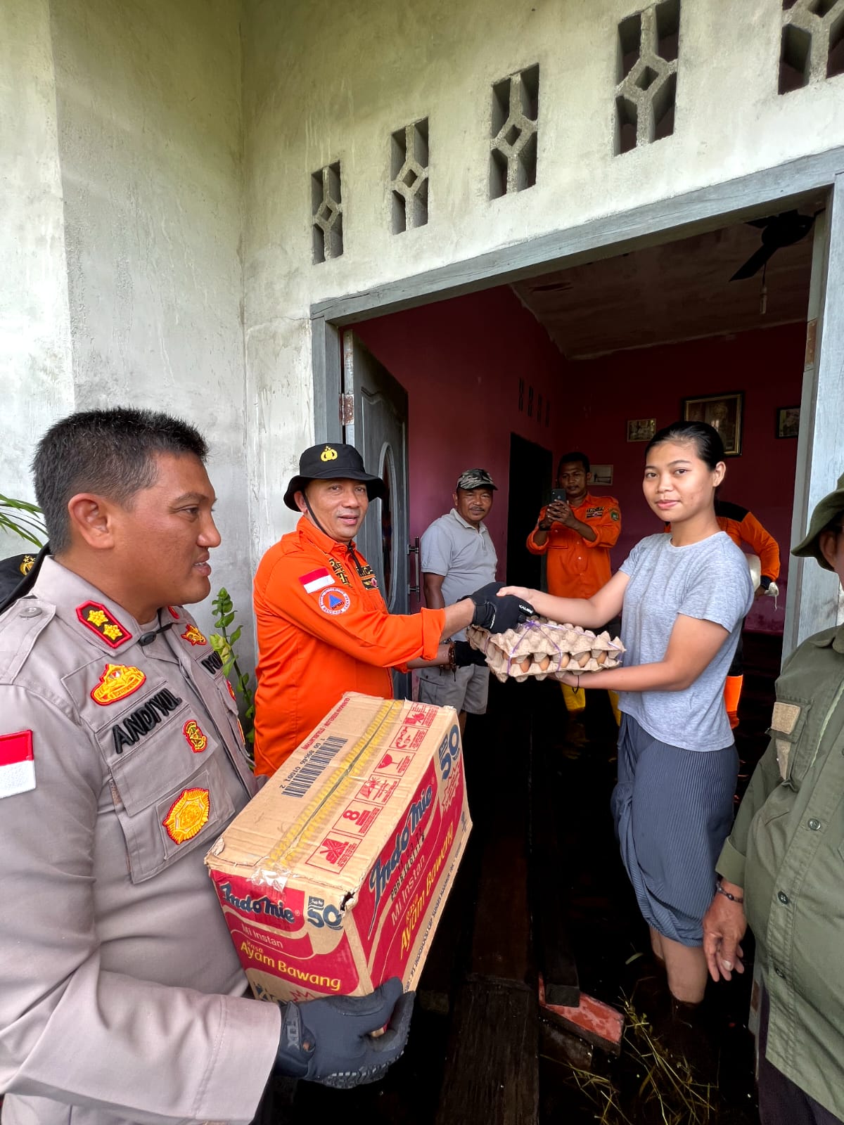 Bupati Meranti HM Adil Serahkan Bantuan Ke Warga Terdampak Banjir di Rangsang Barat 
