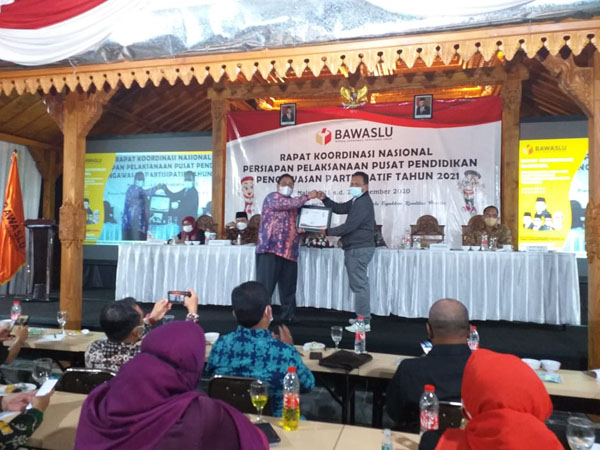 Bawaslu Riau Raih Penghargaan Upload Siswalu Terbaik Nasional Tahun 2020