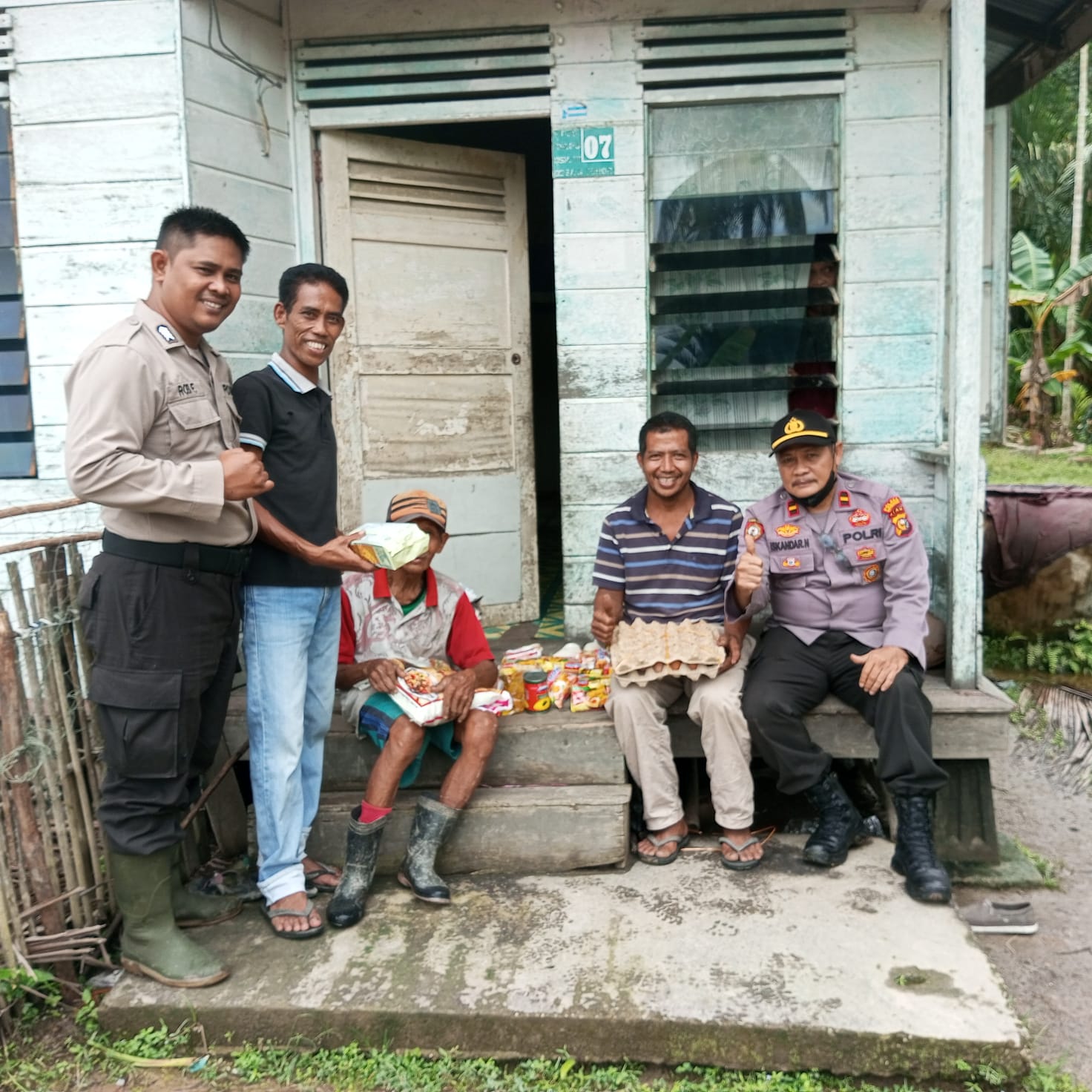 Jumat Barokah, Polsek Tebingtinggi Salurkan Bantuan buat Marikun dan Ali