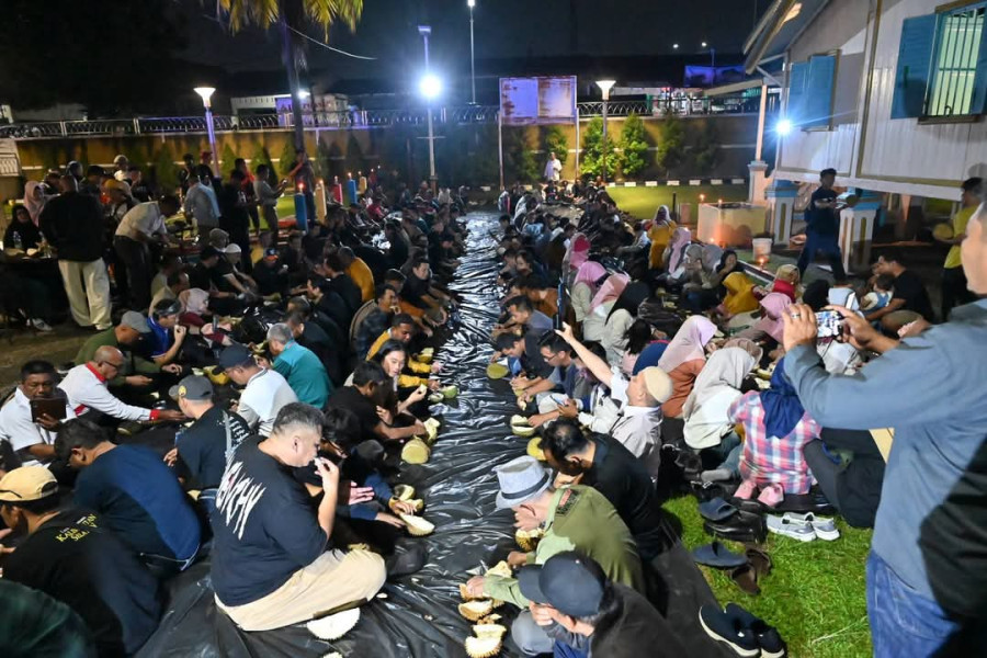 Ratusan Peserta dan Masyarakat Setempat tumpah Ruah ikuti Acara Durian Party PWI di Rumah Singgah Tuan Kadi