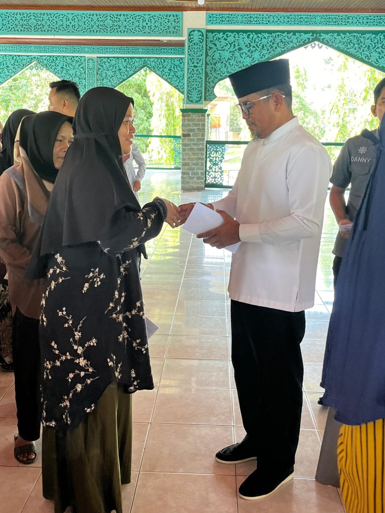 Bupati Pelalawan Salurkan Bantuan Untuk Masyarakat Jelang Idul Fitri