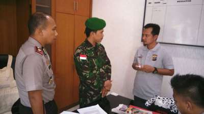 Polsek Tampan Pekanbaru Amankan Anggota TNI Gadungan Terkait Penggelapan 13 unit mobil rental.