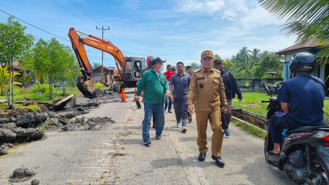 Plt. Bupati Asmar Tinjau Sejumlah Jalan dan Jembatan Rusak di Meranti