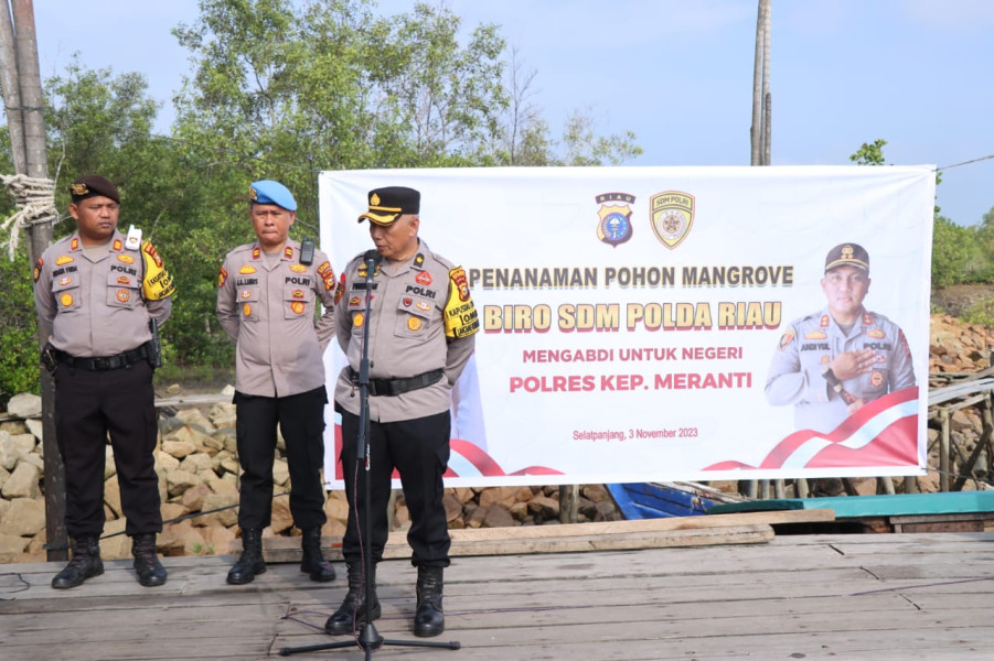 Polres Meranti Tanam Mangrove di Pesisir Pantai Dorak Selatpanjang