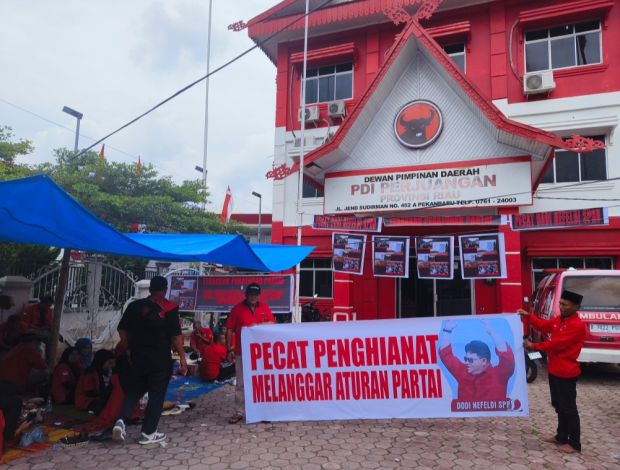 Kader dari Kuansing Bertahan dan Pasang Tenda, Minta DPD PDIP Riau Pecat Dodi SPBU