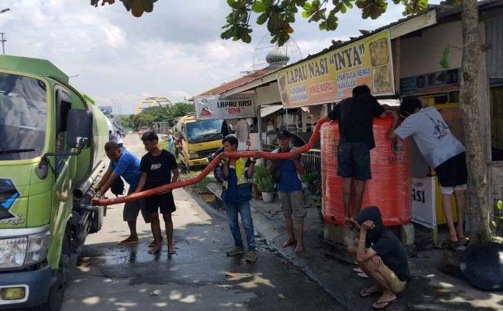Sejumlah Wilayah Terendam Banjir, Tirta Siak dan Tirta Madani Kirim Persediaan Air Minum