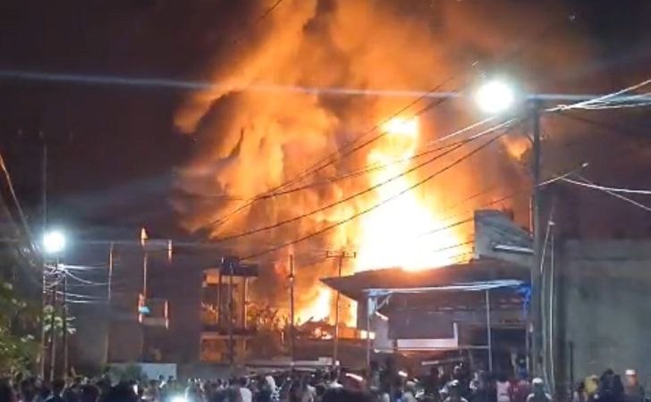Diduga Gudang Solar Terbakar di Tenayan Raya, 12 Unit Mobil Damkar Dikerahkan