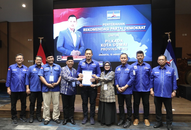 AHY Serahkan SK Dukungan Kepada Eddy Yatim - Almainis Untuk Maju di Dumai