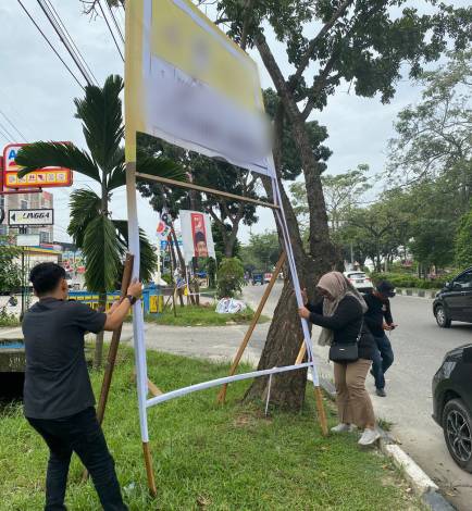 Bawaslu Pekanbaru Sisir Jalan Protokol, 168 APK Melanggar Aturan Diamankan