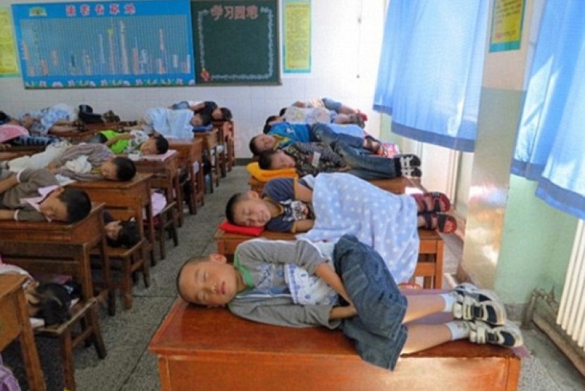 Cina Larang Guru Beri PR Lewat Medsos