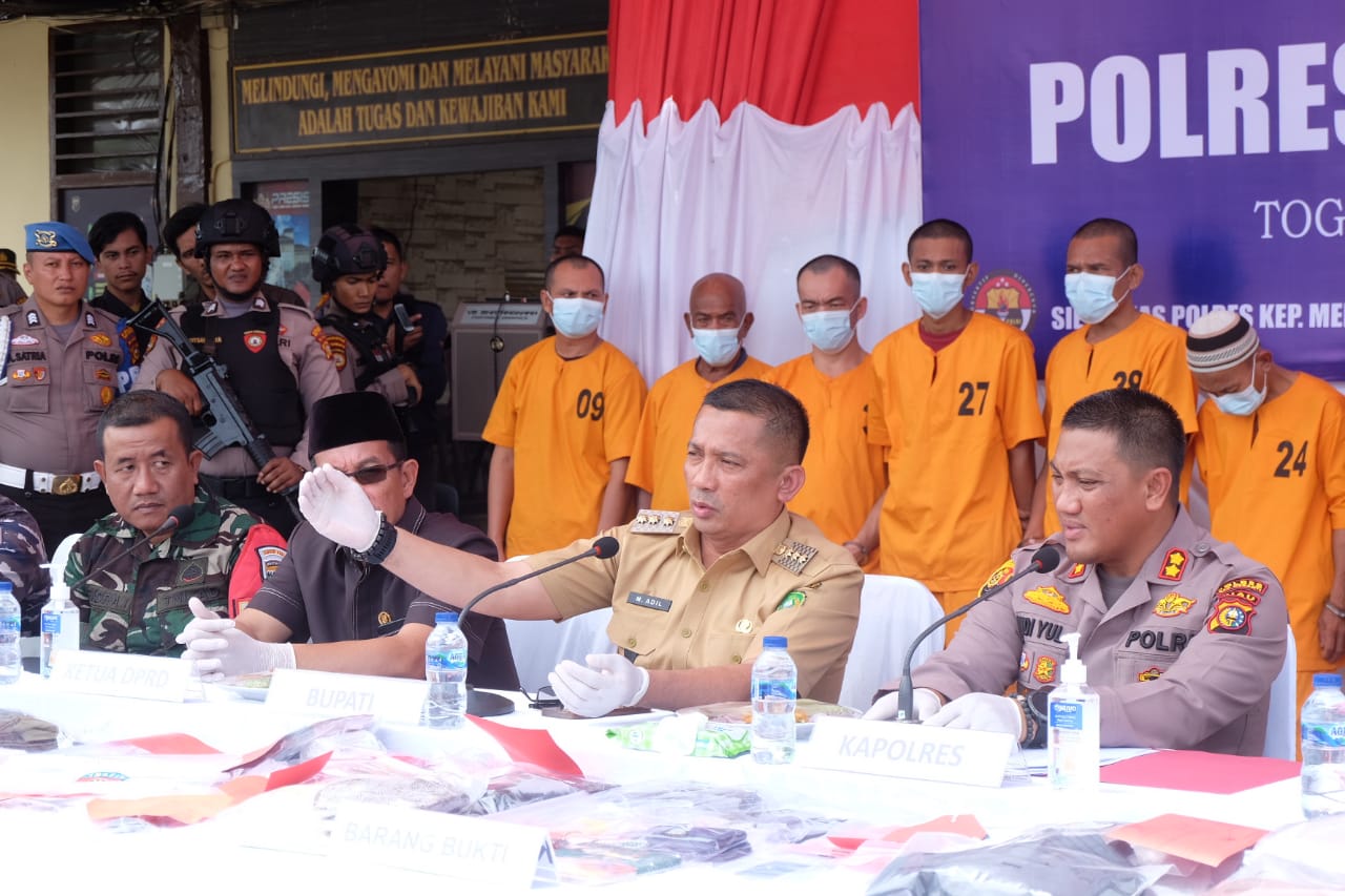 Kapolres bersama Bupati dan Forkopimda Meranti Musnahkan BB Hasil Operasi Cipta Kondisi Jelang Ramad